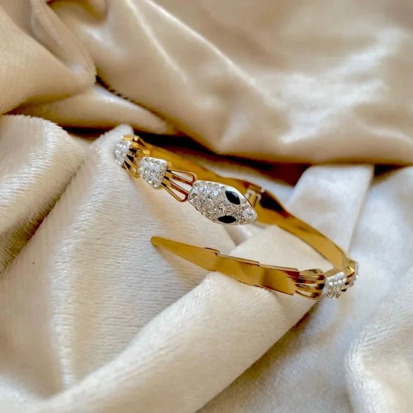 The Venom Glow – Daring elegance with a touch of danger - My Store