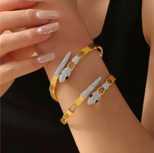 The Venom Glow – Daring elegance with a touch of danger - My Store